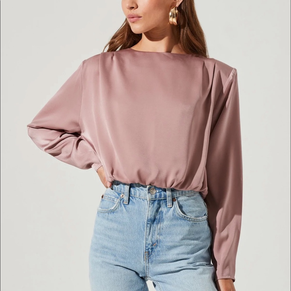 NWT ASTR THE LABEL PLEATED SHOULDER LONG SLEEVE TOP
